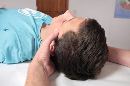  Behandlung des Schädels mit craniosacrale therapie